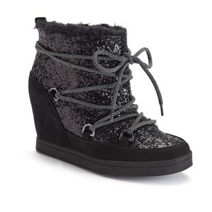 Juicy Couture fuzzy wedge boot 🖤 7
